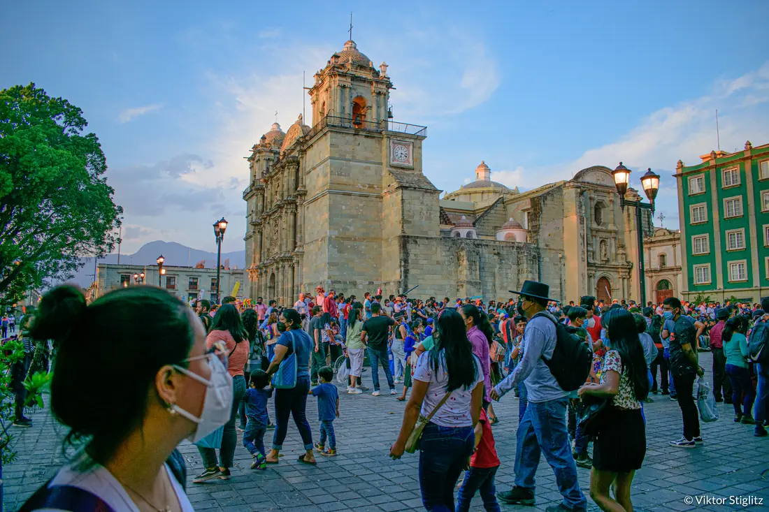 Plaza al atardecer