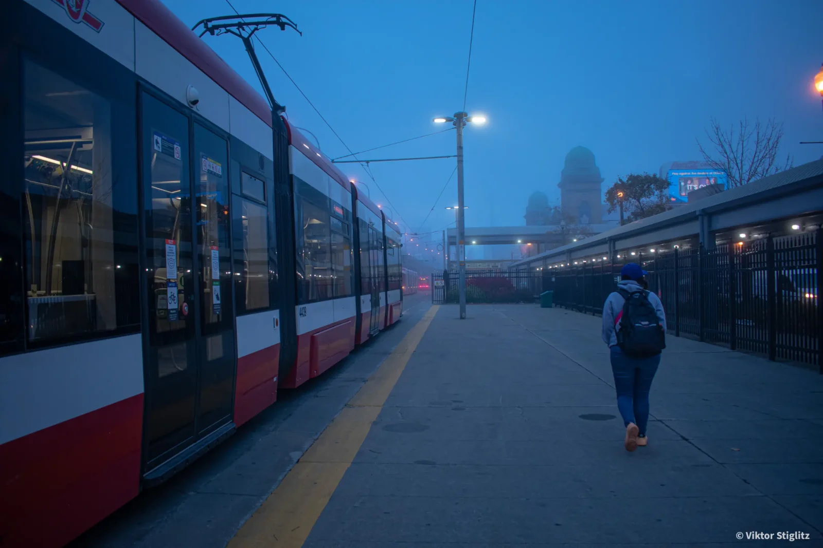 Andén en la niebla