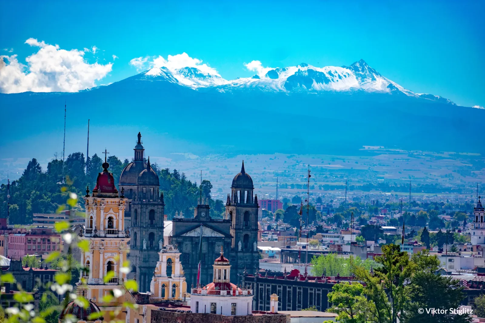Volcán sobre la ciudad